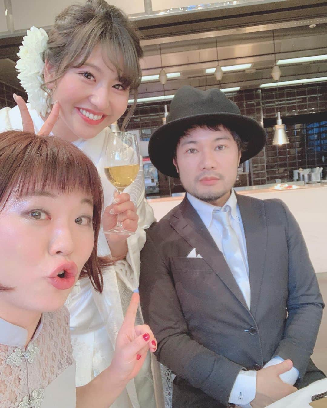 小出真保さんのインスタグラム写真 - (小出真保Instagram)「結婚式💒。 さやちゃんおめでとう🎊。 結婚式は へんなところで笑ってしまう病気発症🤣🙏。 でもね、ホントに感動しました。親御さんが大事に育ててきた子供の式。ホントに結婚式はいいですね。好きです。綺麗に着飾って あまりしないキラキラのメイクしてみたり 美味しいごはん 高級ホテル とても好きです💋。出会いを求めてる風の女性がいるのも 見てて ニヤニヤ、あ、ニコニコします😇。 でーこいも、1パーセントの望みがあるのなら諦めずにがんばりますw(結婚を)。でも まずは、東京もどって2020年は、お仕事がんばっていきます。 #スナック玉ちゃん #最高 #結婚式 #💒 #wedding #玉袋筋太郎 さんの乾杯 #🥂 #エンディング映像に出る #またね」2月2日 22時06分 - mahokoide