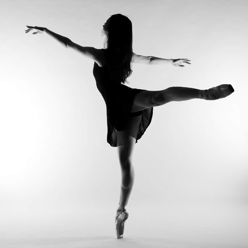冨岡瑞希さんのインスタグラム写真 - (冨岡瑞希Instagram)「. . . 2年生のときからお世話になってる、 あおばちゃん @_____pupupuland の卒制作品のお手伝い🩰 . . そしてわたしは原点回帰。 . .  #photography #ballet #balletdancer #toeshoes #silhouette」2月2日 22時14分 - m.t_gram