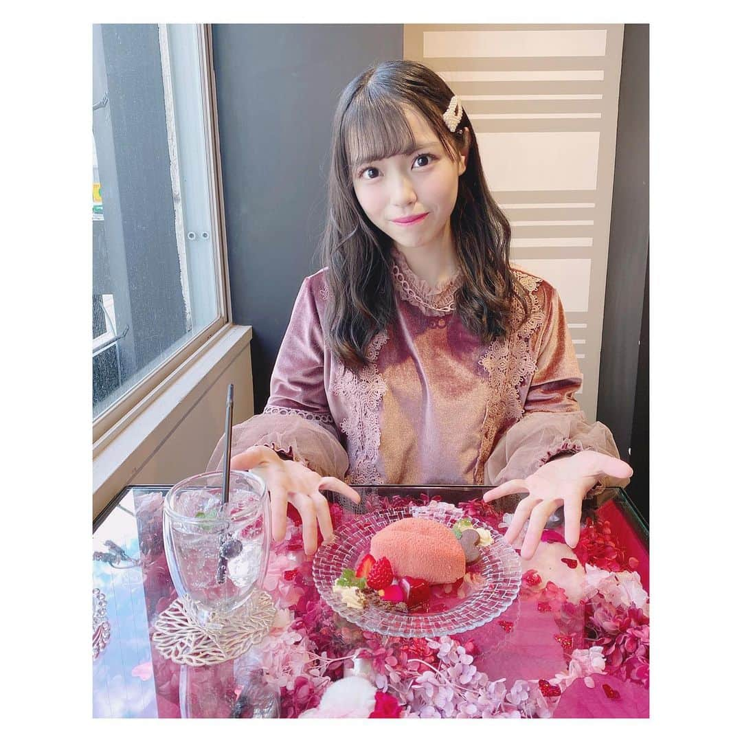 岩田陽菜さんのインスタグラム写真 - (岩田陽菜Instagram)「#六感チョコレート　の飲み物透明なのにチョコレート味の炭酸なんですよ〜😳🍫！！﻿ ﻿ ﻿ ﻿ #広島#広島カフェ#カフェ巡り#cafe#sweets#chocolate#チョコレート#くちびる#ガトーショコラ#バレンタイン#Valentine#花#flower」2月2日 22時20分 - hina_naso_stu48