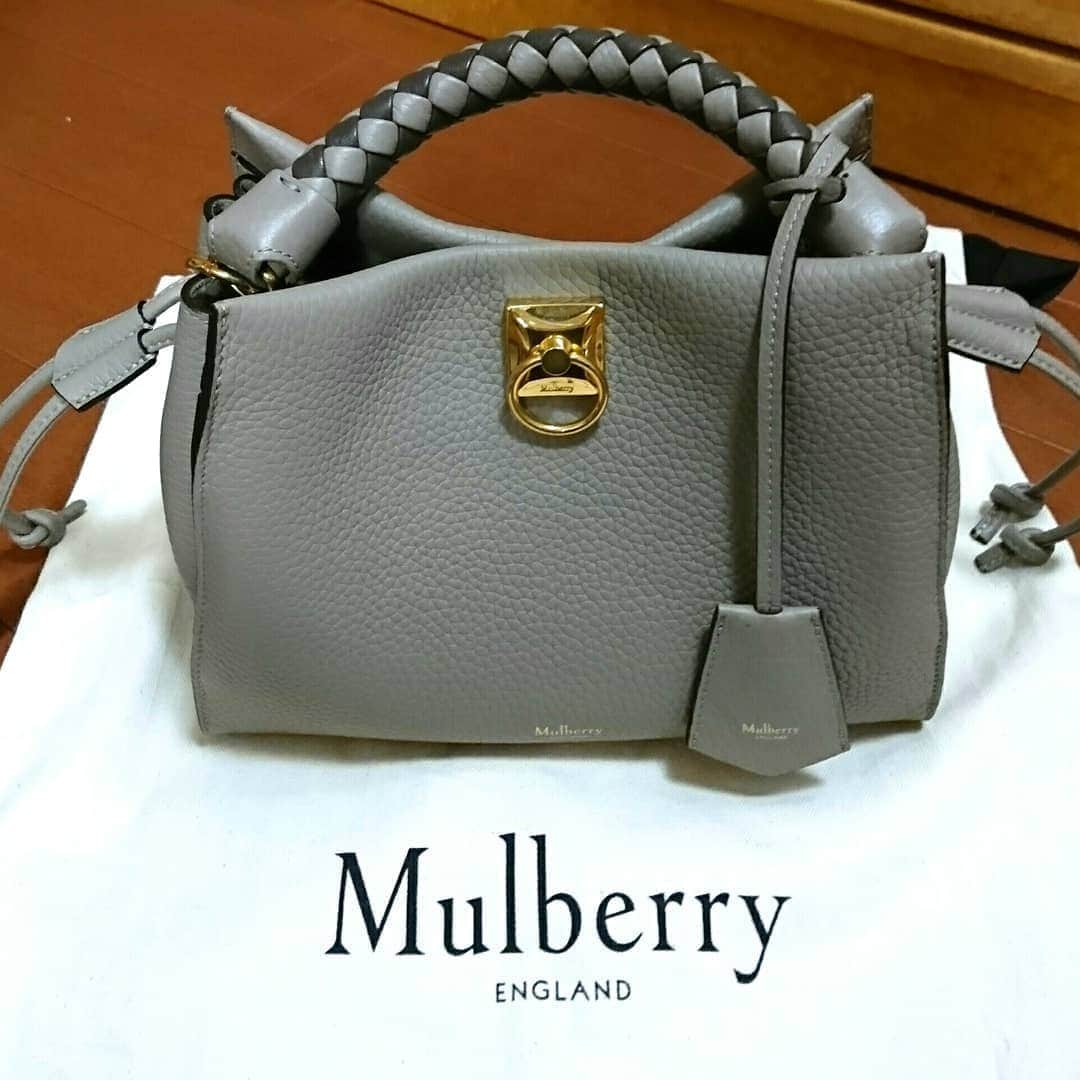 丹野みどりさんのインスタグラム写真 - (丹野みどりInstagram)「ずっと探していた「トープ」カラーで、金具はゴールドで、柔らかい皮で、出し入れしやすくて、意外と物が入り、軽い…(笑)というバッグ。  ようやく見つけました。  初めてのマルベリー  アイリスというバッグです😄  #マルベリー#バッグ#アイリス#mulberry#bag#fashion#shopping#理想通り」2月2日 22時24分 - midorimarron