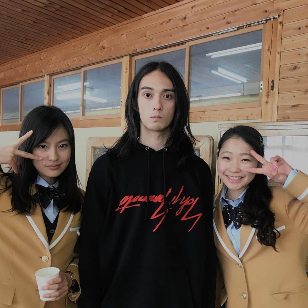 斎藤なりのインスタグラム：「シグナル100のゆりゆりとルイくんショット📸 この土日にシグナル100 見てくれたかな〜？ どしどし感想教えてね🌿 . そしてわたしはイケイケ女子グループに所属する 優子役だったのですが、現場ではよく 陰キャラ女子グループとイケイケ女子グループが 役を入れ替わる遊びをしていました🤣🤣🤣 (役では対比する立場ですが裏ではみんな仲良し💮)」