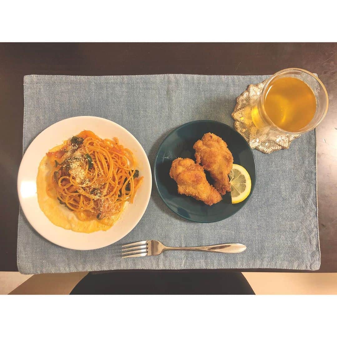 武田華奈のインスタグラム：「. 冷蔵庫整理夜編𓂃𓀘𓀘 夜のロケ終わりでおなかぺこぺこ。 太さの違うパスタがほんの少しずつあまっていたのでまとめてナポリタン。 薄焼き卵をお皿にしきます🍝 冷凍していた骨付きお肉を少しの油でフライパンからあげ。 . スピード重視、バランスがよくない子ども大好きメニューができました🍗 #0円食堂 #野菜はたっぷり #お昼のあまりも🤣」
