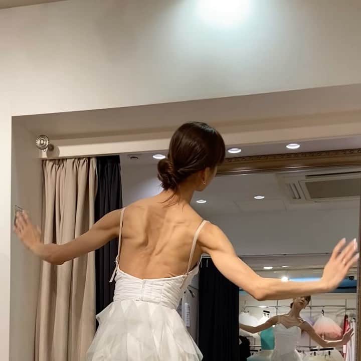 中村祥子のインスタグラム：「今日、Kバレエカンパニー白鳥の湖の千秋楽を迎えました。たくさんの方々に劇場へと足を運んで頂きました。 本当にありがとうございました☺️✨ 今日はチャコット @chacott_jp  にお邪魔し、来週あるKバレエファンクラブパーティーイベントで踊る瀕死の白鳥の衣装フィッティングに行ってきました。イベントはすぐに満席となってしまい、追加申し込みができないため会場へとお越しできない方へ、少しお披露目させて下さい☺️👍 衣装フィッティング中につい羽ばたきたくなってしまいました😊白鳥の湖から続き、瀕死の白鳥。チャコットさんがデザインし作って下さる衣装を着て、今度は瀕死の白鳥として舞台に立つのを楽しみにリハーサルに励みたいと思います。そして、近くを通ったので、お気に入りクリスプサラダ  @crispsaladworks のカルメックスをお持ち帰りしました😋やっぱり美味しい❤️🍀DMに頂くメッセージで、なかなか全てすぐにお応えする時間がなく…そうするとDMじたいが消えてしまい、返信しようと思ったときにはすでに遅く…消えてしまっていることに気づき、特に最近はそういうことが多く、メッセージ下さった方々申し訳ありません🙏🙏🙏そして以前、ダイエットについてメッセージしてくれた女の子がいました。バレエダンサーにとって体型を維持することはとっても大変です。 私も若い頃はすごく悩まされましたが、今ではきちんと食べるほうが全てにおいて良い😉👍という風に思えるようになり、食べたいものを食べて、たくさん動くことを心がけるようになりました。サラダも苦手であれば、クリスプサラダのようにいろんな野菜を細かくすると、とっても食べやすいですし、オススメです😊 今回、舞台に向けて本番前と本番中と 本番後と自家製レモン水を飲み続けました。いつもは市販のクエン酸などを溶かしたりしていましたが、今回はレモンたっぷりのレモン水🍋で舞台に挑みましたが、とても調子が良かったです👍👍😉いろいろ自分にあったものを探し、試すのも楽しい✨ #kバレエカンパニー #イベント#サラダボウル #身体のケア大事 #レモン水#chacott #fitting」