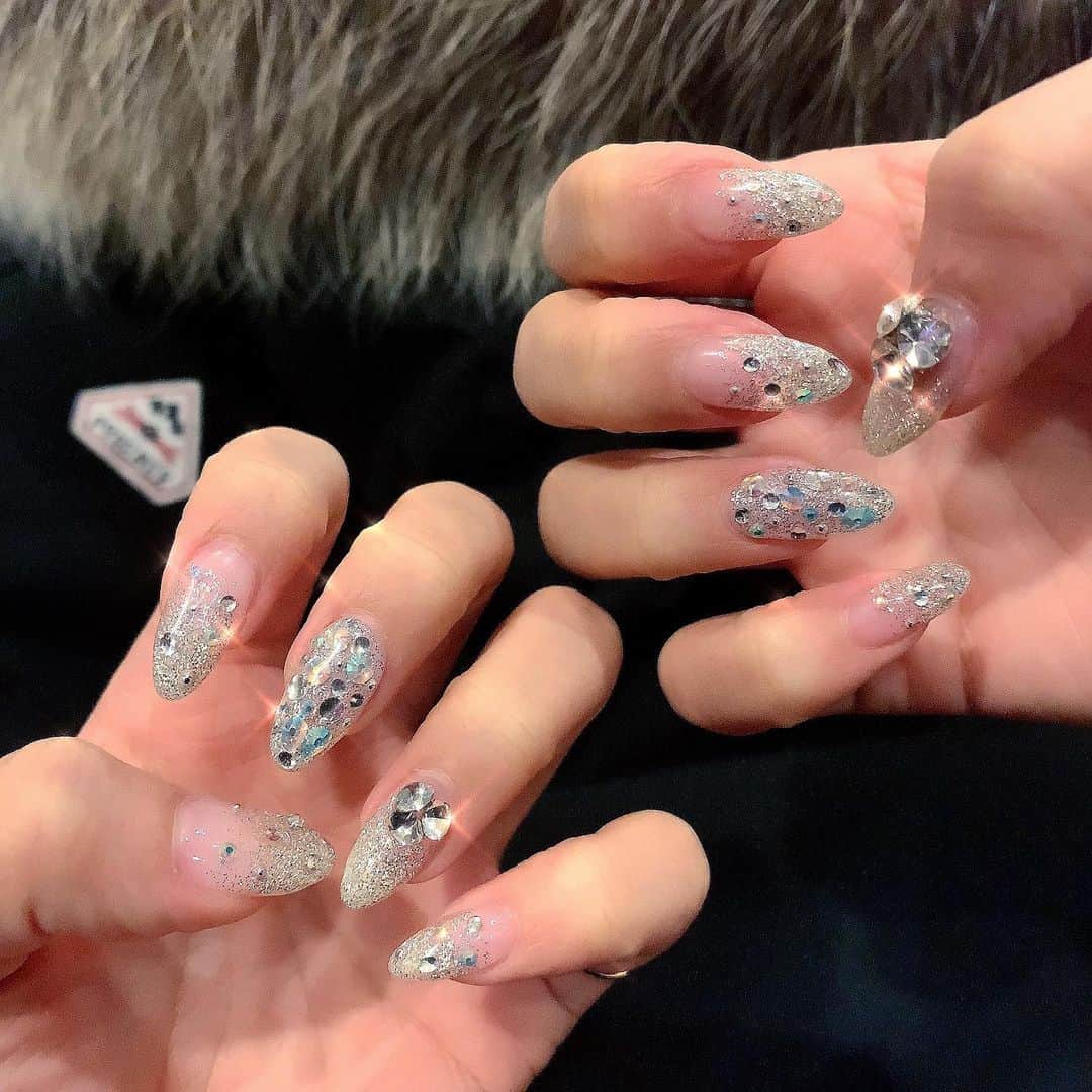 鈴木まりなのインスタグラム：「New Nail💎   @list.nail 担当盛さん✨ キラキラネイルめっちゃ好評❤️   List. 06-6253-0031 大阪府大阪市中央区南船場4-12-8 関西心斎橋ビル７Ｆ     #マリナネイル #ネイルデザイン #キラキラネイル #大阪ネイルサロン #ネイルでマインドリセット  #list_nail #nail #naildesign #autumnnails」