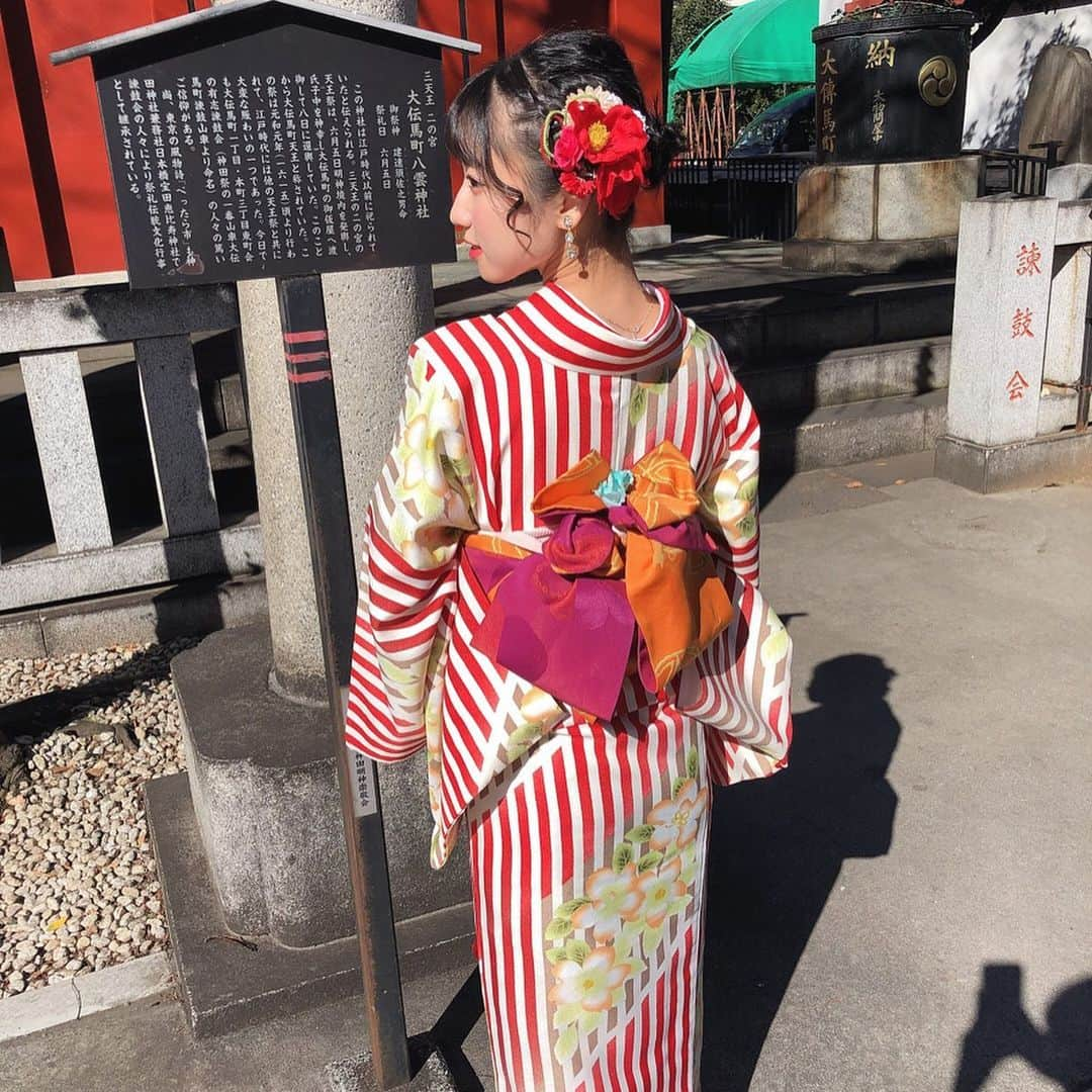 涼掛凛のインスタグラム：「日本女児 . . . #和服 #秋葉原 #神田明神 #神社 #着物 #japaneseculture #きもの女子 #instafollow #赤色コーデ #和服ヘア #和服美人 #和服コーデ #着物レンタル #初詣 #着物屋 #アイドル #うなじ」