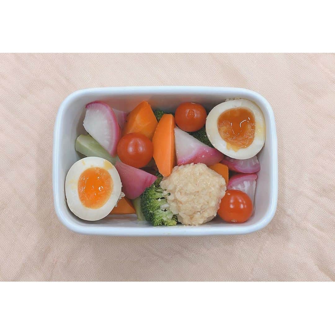 竹中友紀子のインスタグラム：「#稽古ごはん  すっかり定番化してきた蒸し野菜の盛り合わせ。 自家製甘白味噌と半熟たまごの醤油麹漬けを添えて。  先ほど最終稽古を終えたところです。 いよいよ明日小屋入り！ お客さまと一緒にどんな景色が見られるのか楽しみです♪ 2月5〜9日、小劇場B1にてお待ちしております^ ^」
