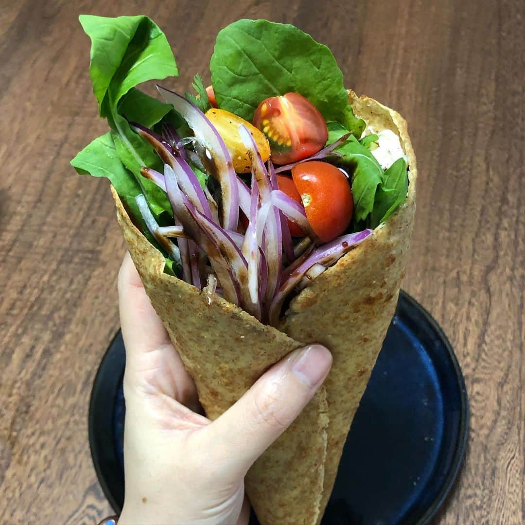 久保ミツロウのインスタグラム：「全粒粉でクレープ💐🌮 スモークサーモンと粉物がどうしても食べたくて…初挑戦。 水50cc、豆乳(or牛乳)50cc、卵1個を混ぜて全粒粉50g投入。あと塩ひとつまみ🤏🏻入れて混ぜまくる。30分くらい寝かせてから焼く。だいたい2枚分。簡単なのになんで今までやらなかったんだ！甘めのバルサミコクリームかけてめちゃくちゃ美味しかった…。昨日はサラダ乗せすぎて巻けず。」
