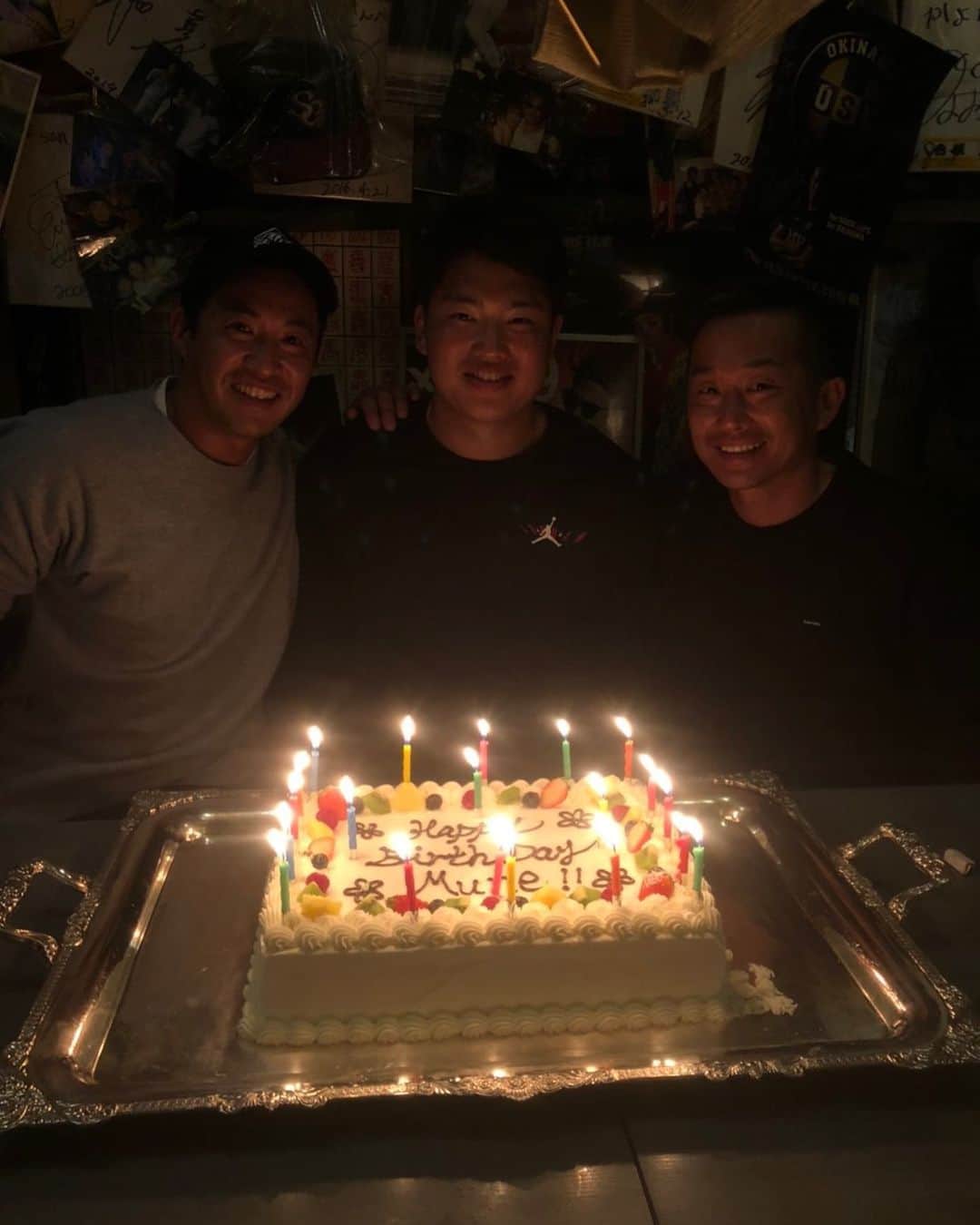 村上宗隆のインスタグラム：「20歳の誕生日を祝って頂きました！ プレゼントをくださったファンの皆様、おめでとうのメッセージや声をかけてくださった皆様ありがとうございます！ キャンプ頑張ります！」