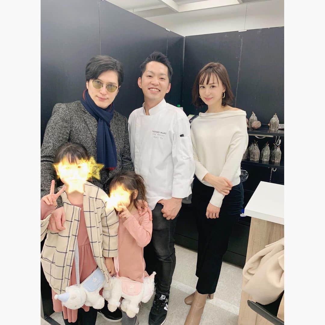のインスタグラム：「@salonduchocolat_jp に行ってきました〜！主人は地方から駆けつけてなんとかラストオーダーに間に合った〜！#thierrymarx  江藤さんありがとうございました😊素敵なチョコレートデザート👏🍴 お土産のチョコレートもいっぱい買って帰りました！」