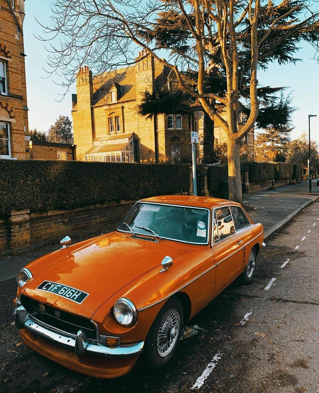 @LONDON | TAG #THISISLONDONさんのインスタグラム写真 - (@LONDON | TAG #THISISLONDONInstagram)「#ASundayCarPic by @tales.and.the.city in #Richmond! Classic! 🥰🥰 Hope you’re enjoying the weekend everyone! 🙏🏼❤️ ______________________ #thisislondon #londonlife #classiccar #british #england #🇬🇧」2月2日 23時10分 - london