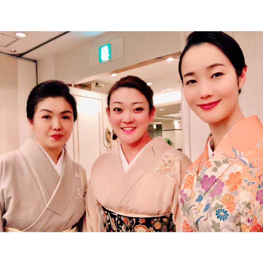 花柳まり草さんのインスタグラム写真 - (花柳まり草Instagram)「2020.2.2 【城東ブロック新年会】 本日はお昼に《若草会》（私のお稽古場）の新年会✨ そして夜は《日本舞踊協会 城東ブロック》の新年会でございました❤️ まずは城東ブロック新年会のご報告をば。  尊敬する先生方、大好きな先輩方、そして恒例のお騒ぎ仲間の皆様と、楽しい時間を過ごさせて頂きました☺️💕 なんと…‼️ この前の御流儀の新年会でも福引が当たったのですが、本日の城東ブロックの新年会でも反物が当たりました😆💖 嬉しい！  今年も宜しくお願い申し上げます。  #城東ブロック #日本舞踊協会城東ブロック  #花柳流 #日本舞踊家 #日本舞踊  #日本舞踊協会 #楳若仔一郎 さん #花柳基はるな さん（ @motoharuna ） #吾妻君彌 さん（ @kimi.ya.ka ） #藤間蘭駒 さん（ @__a__s__6__3 ） #舞台 #芸術 #習い事 #踊り  #着物 #kimono #宝塚 #宝塚歌劇団 #宝塚og #花柳まり草 #me  #art #art_of_japan #dance #japanesedance #japanesedancer #kimono #fashion #takarazuka #love #marikusahanayagi」2月2日 23時03分 - marikusa.hanayagi