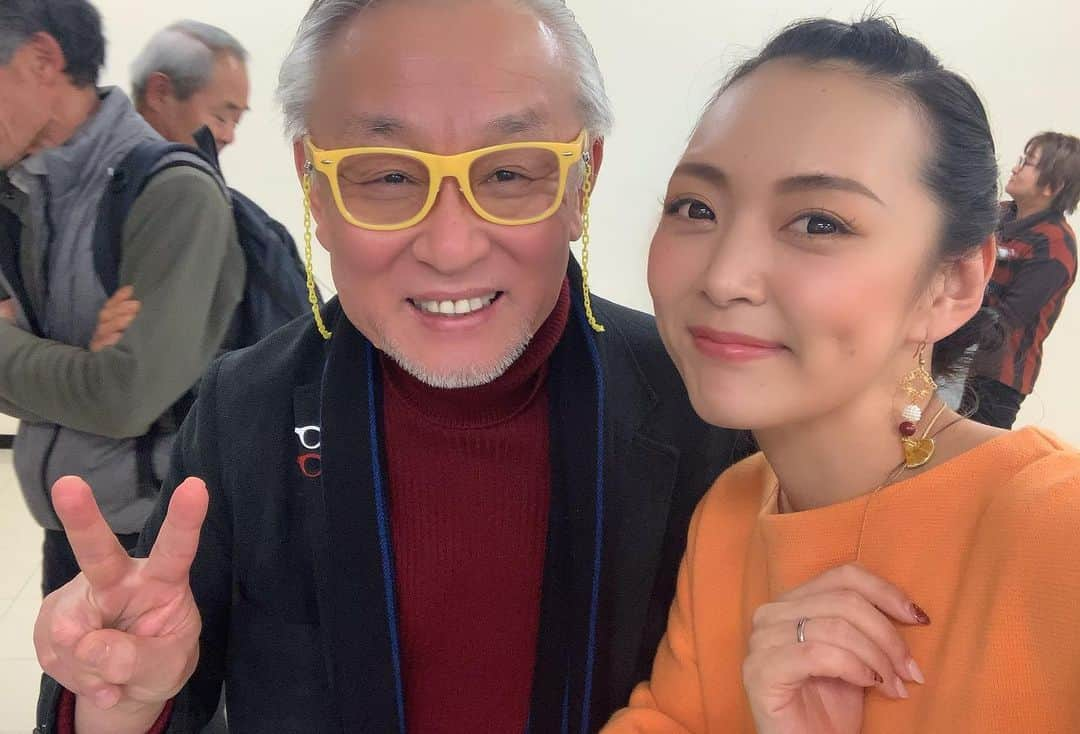 みかんさんのインスタグラム写真 - (みかんInstagram)「今回で2回目の開催です✨ 「みかんジュースコンクール🍊」 去年に引き続き、今年も審査員として呼んで頂き、芸名をみかんにして良かったなぁとつくづく思う日でした🥰 受賞された生産者さんおめでとうございます🎉 今年は甲乙つけるのが難しぐらい、全て美味しくて流石、予選を勝ち抜いて厳選されてるだけのみかんジュースでした🍹 私も愛媛に産まれたことを誇りに思い、全国にもっと愛媛の良さ🍊の良さを発信出来ればなぁと思います💕 この日の為に衣装も慎重してきました🤣 ピアスもネックレスも🍊柄なんですよ🤣 ピッタリだと思いません？(笑) 料理評論家の近藤先生もメガネ👓を慎重したそうです(笑) 素敵ですね💖 また、来年の開催も楽しみにしてます♫ 皆さんも愛媛のみかんジュースを是非飲んで下さいね🍊🍹🍊🍹🍊 #みかんジュースコンクール2019 #エミフルMASAKI #審査員 #愛媛のみかん #みかんジュース #美味しい #衣装はみかん色 #moussy #受賞された方 #おめでとうございます」2月2日 23時04分 - mikan02241984