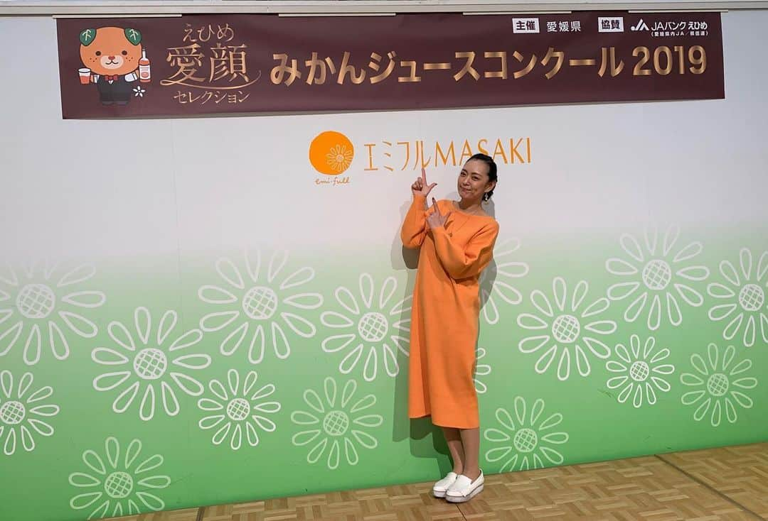 みかんさんのインスタグラム写真 - (みかんInstagram)「今回で2回目の開催です✨ 「みかんジュースコンクール🍊」 去年に引き続き、今年も審査員として呼んで頂き、芸名をみかんにして良かったなぁとつくづく思う日でした🥰 受賞された生産者さんおめでとうございます🎉 今年は甲乙つけるのが難しぐらい、全て美味しくて流石、予選を勝ち抜いて厳選されてるだけのみかんジュースでした🍹 私も愛媛に産まれたことを誇りに思い、全国にもっと愛媛の良さ🍊の良さを発信出来ればなぁと思います💕 この日の為に衣装も慎重してきました🤣 ピアスもネックレスも🍊柄なんですよ🤣 ピッタリだと思いません？(笑) 料理評論家の近藤先生もメガネ👓を慎重したそうです(笑) 素敵ですね💖 また、来年の開催も楽しみにしてます♫ 皆さんも愛媛のみかんジュースを是非飲んで下さいね🍊🍹🍊🍹🍊 #みかんジュースコンクール2019 #エミフルMASAKI #審査員 #愛媛のみかん #みかんジュース #美味しい #衣装はみかん色 #moussy #受賞された方 #おめでとうございます」2月2日 23時04分 - mikan02241984