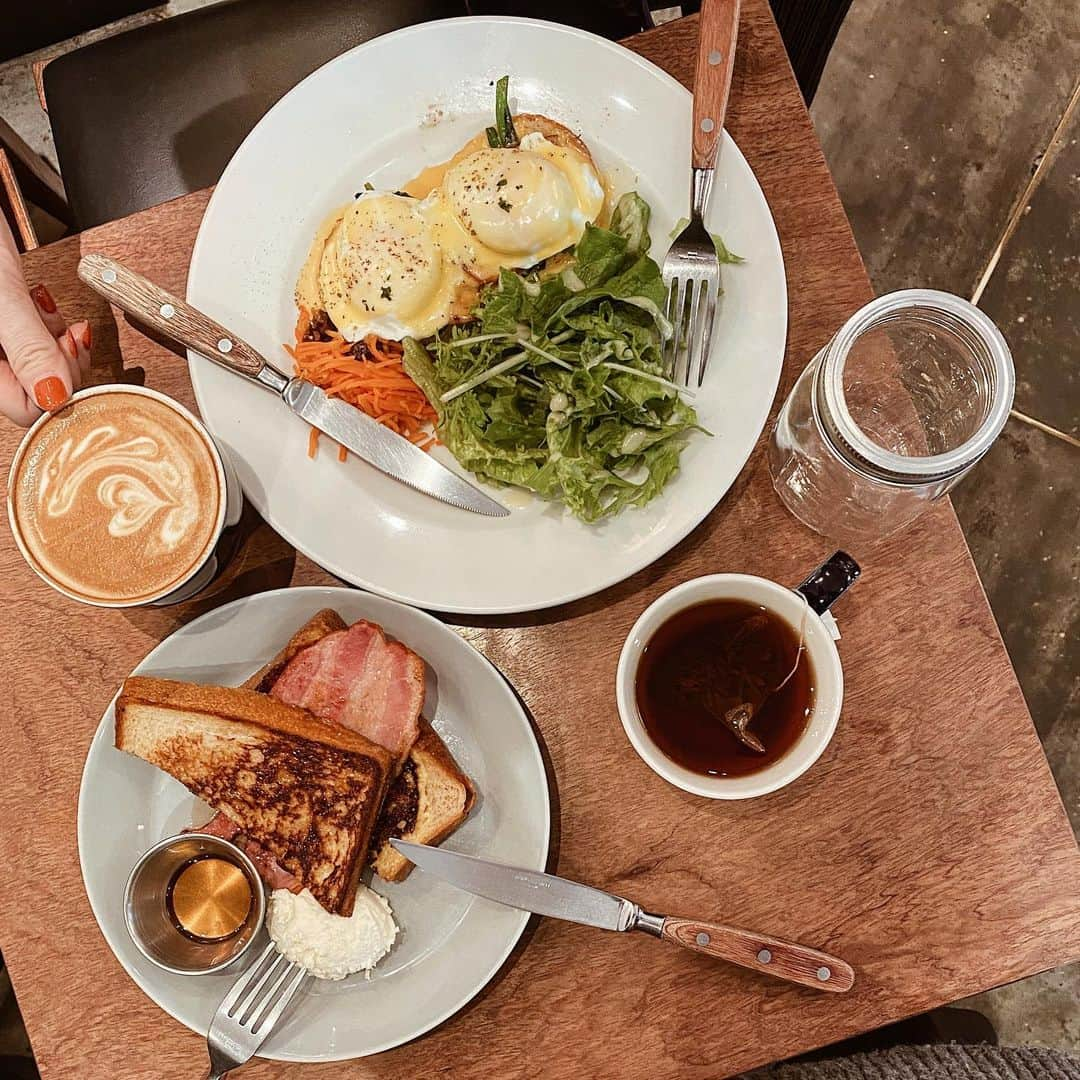 urakoさんのインスタグラム写真 - (urakoInstagram)「. 🥓🍳🥗 . . 5時過ぎに起きたのに 新幹線では いつもなら乗ってから着くまで爆睡なのに 興奮と緊張？で MIHOと2人とも 何故か一睡もできず😂 めちゃくちゃ元気にずっと喋ってた😆 . . でも肝心な時に充電切れ🔋🔌 って事にならない様に city bakeryで しっかり朝ごはんとカフェインを☕️ . . 毎日こんな風にできればいいけど 現実は,,, 毎朝バッタバタ 余裕のある朝って気持ちいいね😊 . . #朝ごはん #urakoin東京」2月2日 23時09分 - urako0618