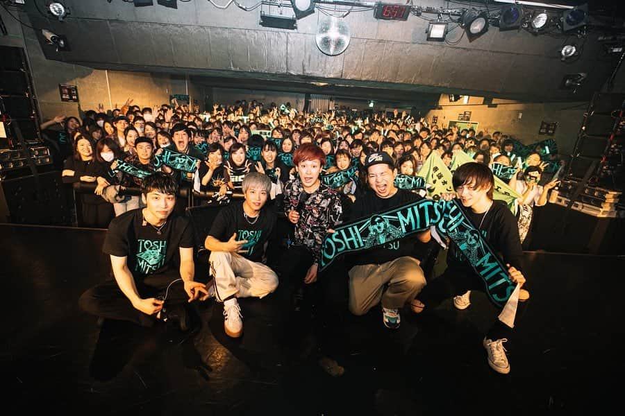 としみつさんのインスタグラム写真 - (としみつInstagram)「1stワンマンLIVE〜歌みつ〜 2020.2.1吉祥寺CLUB SEATA  ありがとうございました！  バンド以来5年ぶりとなったワンマンライブ。やっぱり歌うのは楽しいし、一緒に歌ってくれてる人の顔が見えると嬉しくなる。 この気持ちを忘れずに、皆さんともっと大きなステージへ行きたいと素直に感じました！  夏には東名阪ツアーもやりますので、是非遊びに来てください！  2,3月はUFesMUSICもあるよ！  #歌みつ #としみつ #東海オンエア」2月2日 23時12分 - toshimitsu_tokaionair