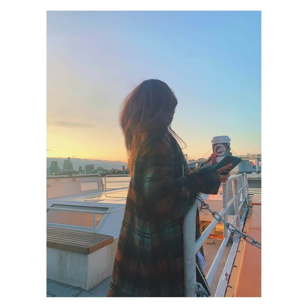 大瀧彩乃さんのインスタグラム写真 - (大瀧彩乃Instagram)「・ 夕陽が綺麗だったのと海を見たくて思い立ってクルージング。 ほんの数時間だけどいつも楽しい時間をありがとう♡  #私の午後休 #やっぱり海が好きな私たち」2月2日 23時14分 - _ayanootaki_
