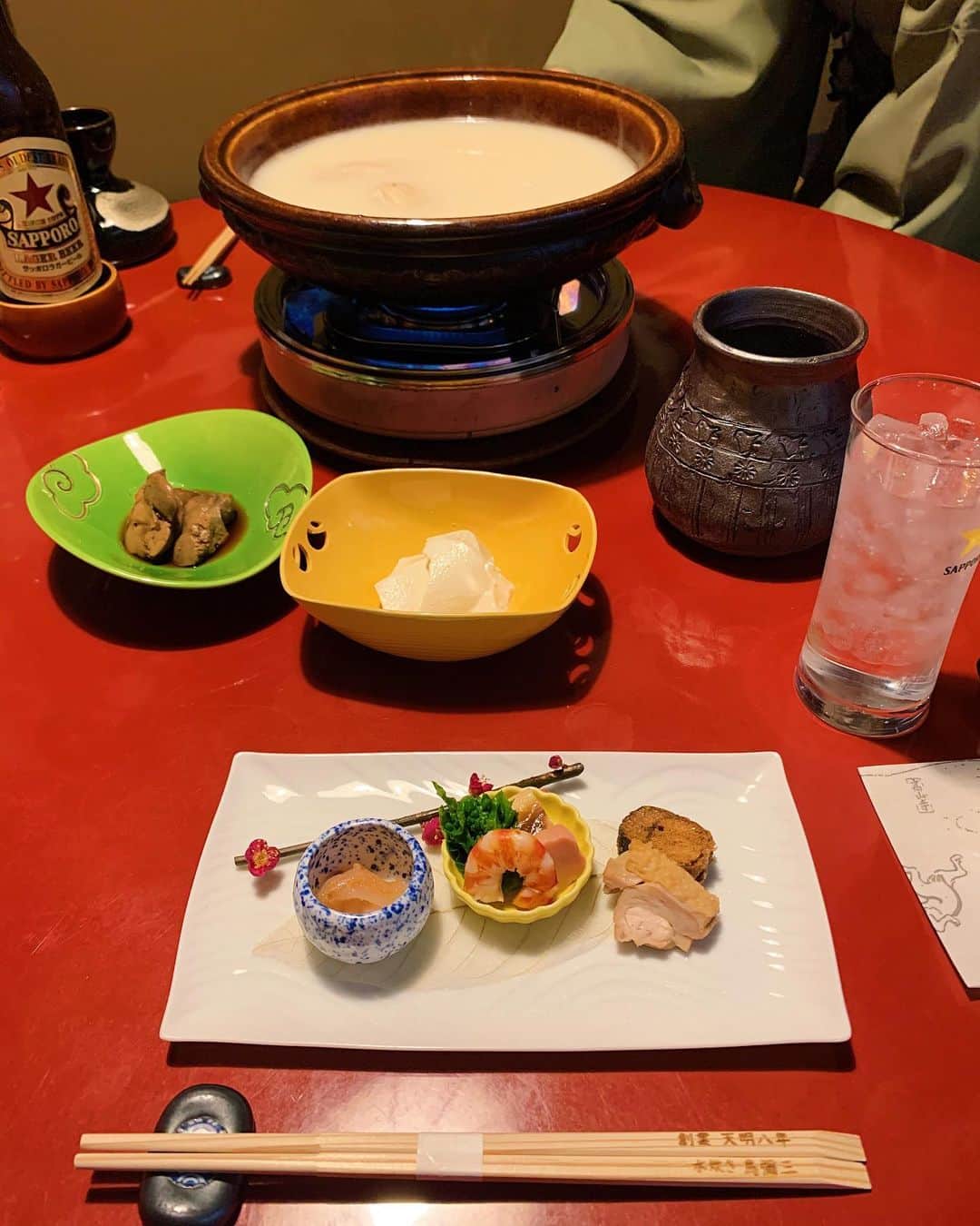 karen okajimaさんのインスタグラム写真 - (karen okajimaInstagram)「ㅤㅤㅤ  京都で食べた鳥彌三🐓💞 めちゃくちゃ美味しかった〜🙆‍♀️ ㅤㅤㅤ  鍋も美味しいんやけど、鳥皮がぱりっぱりで いつまでも食べれちゃう😂💓💓 ㅤㅤㅤ  水炊きは、天明8年から 受け継がれていて坂本龍馬も 愛した水炊きらしいよ💁‍♀️❤️ ㅤㅤㅤ  ㅤㅤㅤ  また夏に川床で食べたいな😋🍲 ㅤㅤㅤ  #鳥彌三 #とりやさ #水炊き #京都 #天明8年 #京都グルメ #Kyoto #京都鍋 #鍋  #グルメ岡島 #岡島かれん #坂本龍馬」2月2日 23時14分 - karenokajima0318