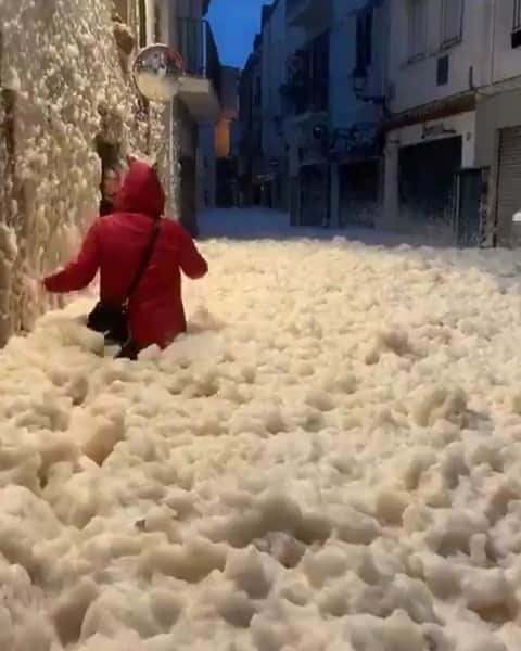 bestvacationsのインスタグラム：「via @discoverluna ⛈ Storm Gloria hit Spain on Monday, submerging coastal cities with floods, 40-foot waves, and sea foam as tidal surge sweeps two miles inland.⁣ ⁣ At least 13 people have sadly died so far and over 200,000 people have been left without power.⁣ ⁣ The Spanish town of Tossa de Mar was engulfed in thick marine foam, created as rough seas churn disintegrating organic matter such as algae.⁣ ⁣ Sea foam is usually harmless , but depending on the algae present, as bubbles within the foam pop they can release certain airborne toxins which can irritate eyes and lungs.⁣ Video from Joan Jordana (jordana_joan) on Twitter.⁣ via @wherecanisignin」