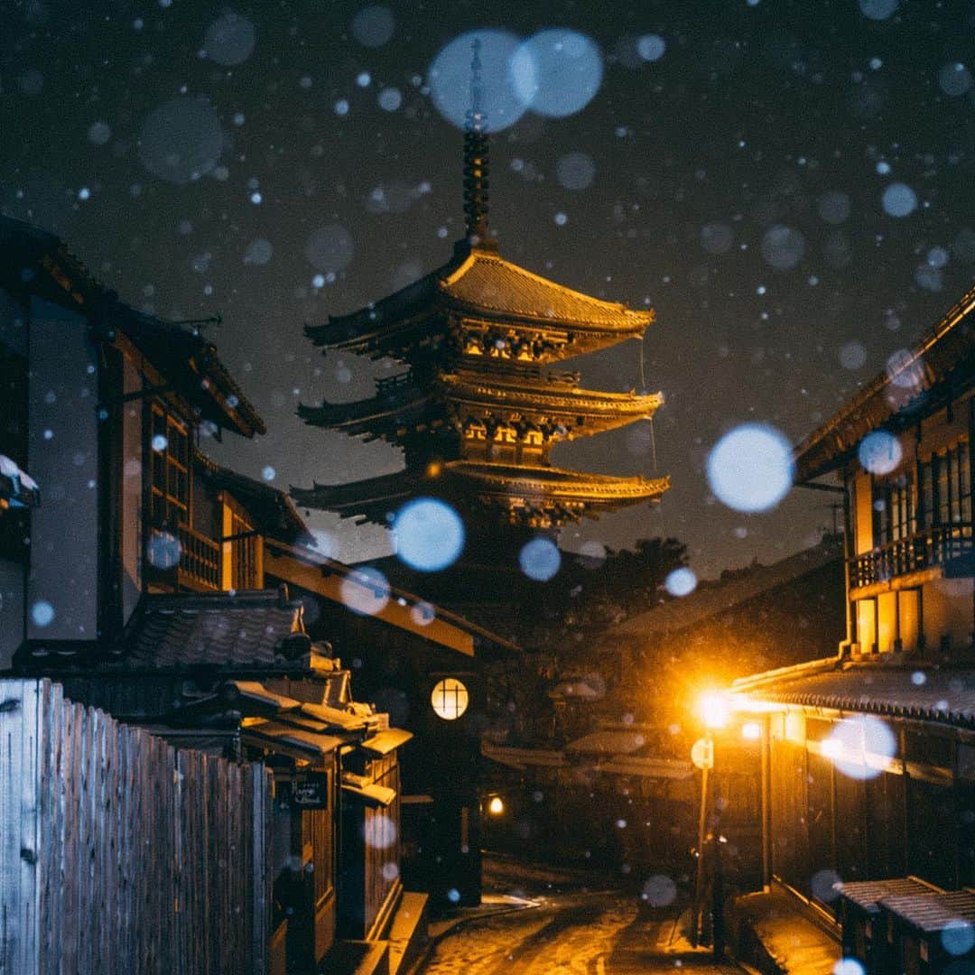 Sonoda COO Yukiyaのインスタグラム：「Snowy days in Kyoto Japan🇯🇵 #photographerinjapan #photogrpaherinkyoto #photographerintokyo #japanphotographer #kyotophotographer #tokyophotographer #earthpix  #tokyocameraclub  #japanko_official  #travelphotography  #kyotojapan  #kyototravel  #tokyo」