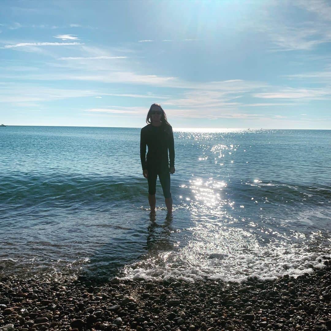 ミレイア・ベルモンテ・ガルシアのインスタグラム：「Primer “baño” del año! 😅 #felizdomingo #badalona」