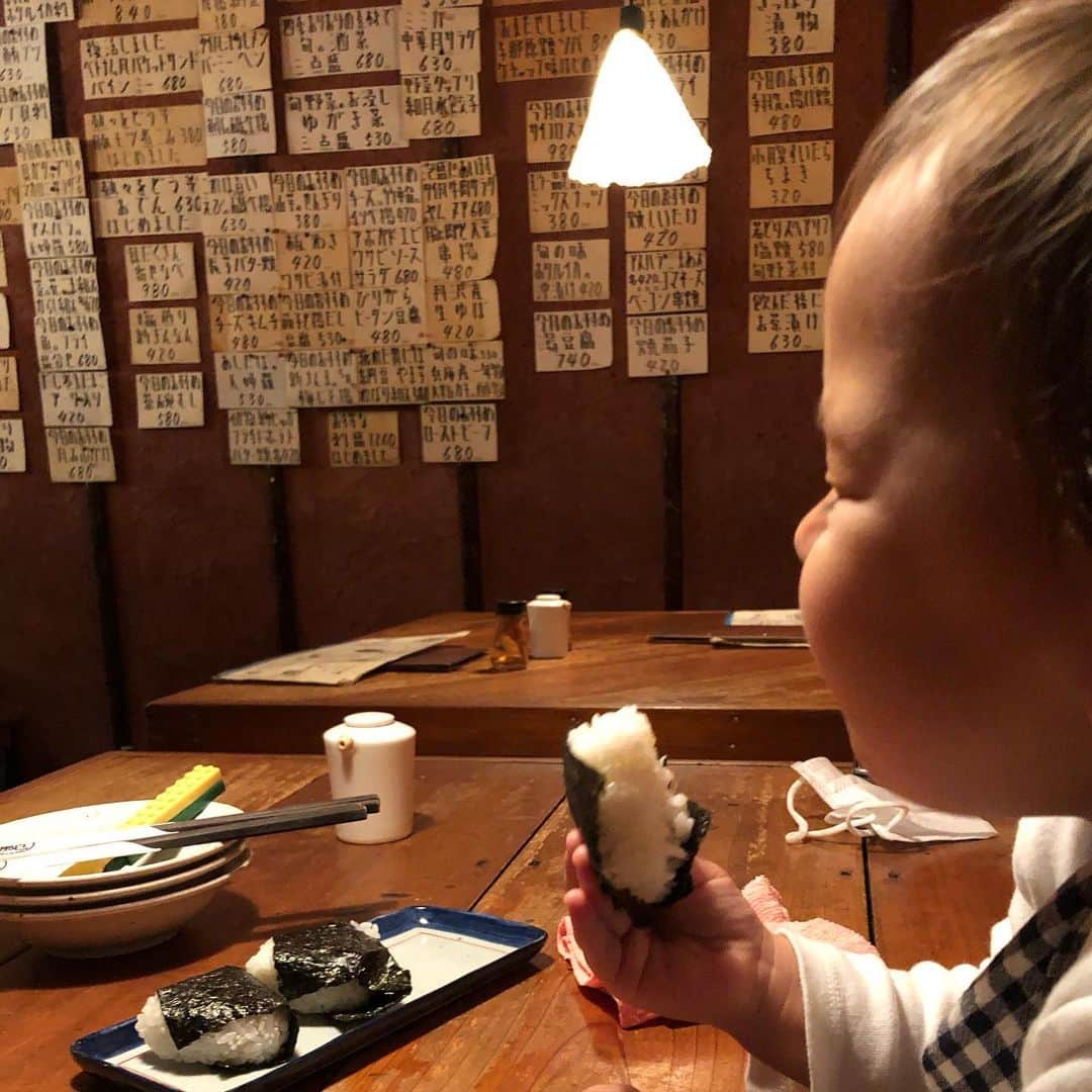 シモネのインスタグラム：「きみ、#タイフーン 週に2回も行くのは早すぎないか？  じいじいの作るあなた専用の特別ミニおにぎりたまらなく愛おしい🍙  Você não acha que é muito pequeno para ir duas vezes por semana jantar no Taifun ? Kkk  O mini onigiri que o “Vovô “faz especialmente para vc me faz transbordar de amor 🍙  #高円寺 #タイフーン #koenji #taifun #onigiri」