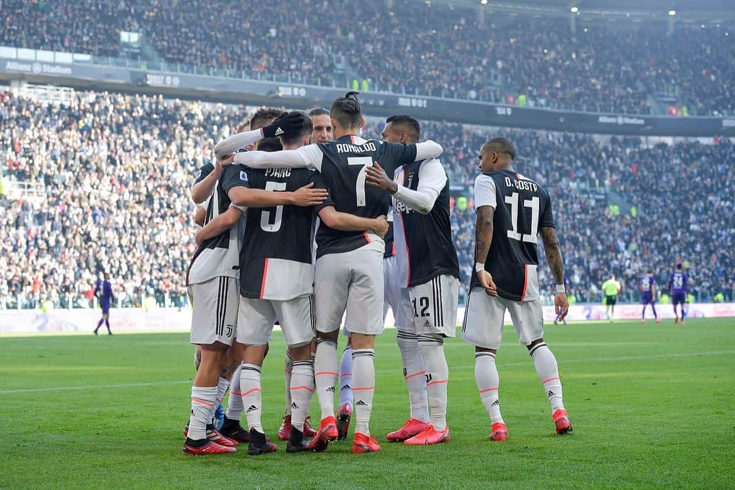 クリスティアーノ・ロナウドさんのインスタグラム写真 - (クリスティアーノ・ロナウドInstagram)「Good to get back to victories and happy to score again in our stadium!⚽⚽ Proud to reach 50 goals with the bianconeri shirt!💪🏽 #finoallafine #forzajuve」2月2日 23時31分 - cristiano