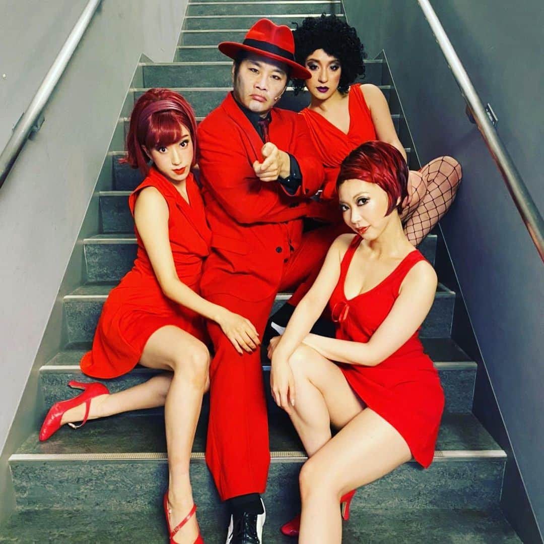 松尾諭のインスタグラム：「RuuちゃんNamiちゃんFumiちゃん。 とびきりクールなダンサー！彼女たちなしにはこの舞台は語れません！ #ruu #namimonroe  #fumi #アルトゥロ・ウイの興隆」