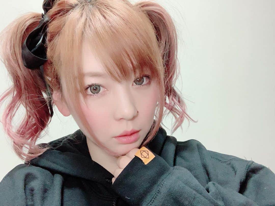 のインスタグラム：「... 2020.2.2 . . . #ツインテール　の日らしく #Showroom やってたら リクエストいただいたのでしました。 ポニーテールの一つを半分に割って二つにしました！ Showroomは、みんなツインテール Showroomの人は、お祭り好き ちなみに今日あげたYouTubeは Instagramのストーリーズで質問募集した内容です！ はじめての質問コーナー ホームURLからみてね！ カラコンや髪の毛のこと答えてまーす！ . . #ツインテール　#japan #ふたつくくり #二つ結び #即興ヘア」