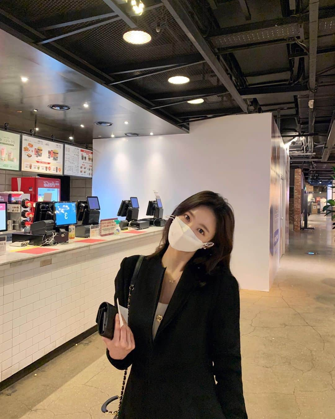 キム・ミニさんのインスタグラム写真 - (キム・ミニInstagram)「그래도 주말인데 영화는 봐야겠다며 😷」2月2日 23時39分 - mimiwor