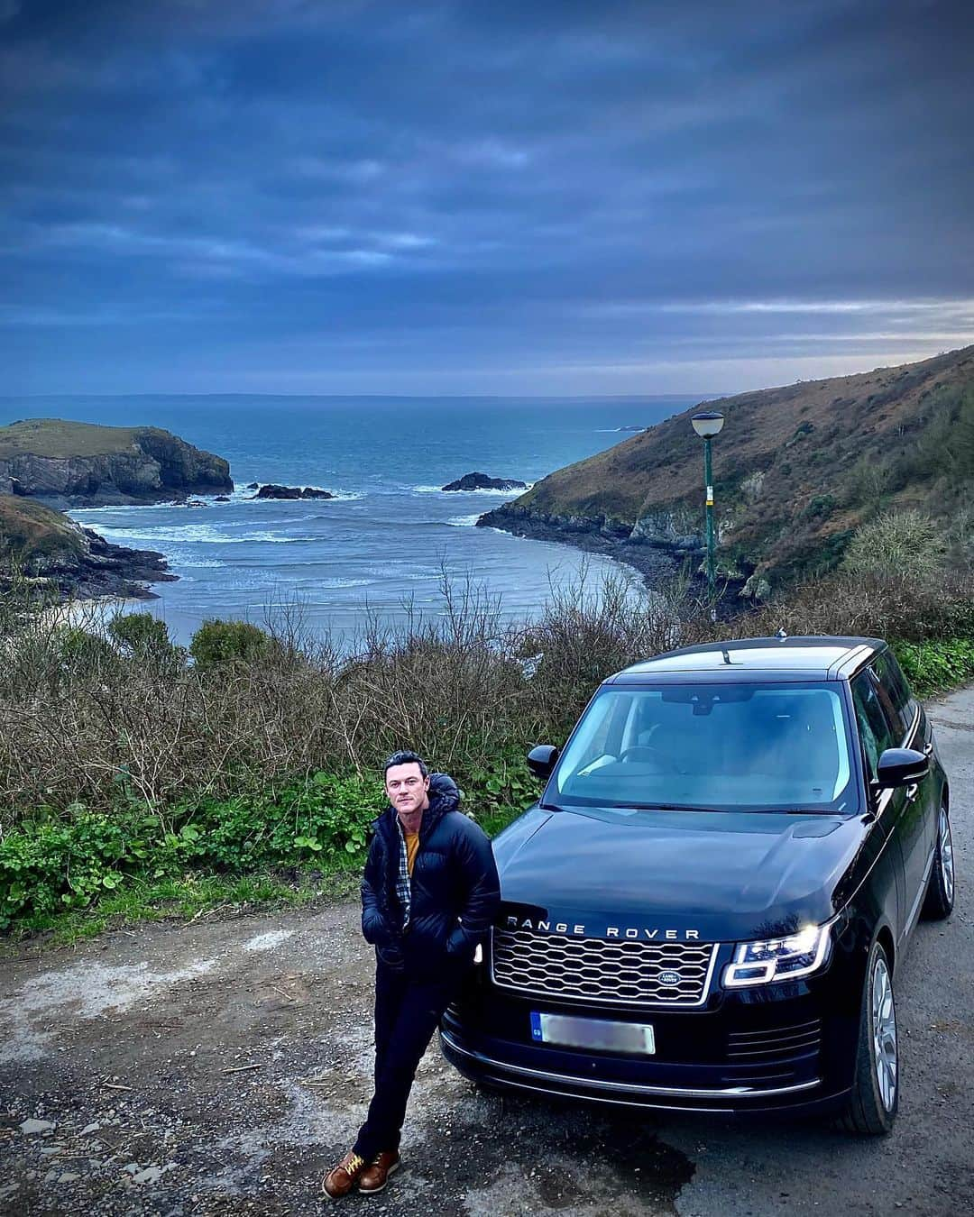 ルーク・エヴァンズさんのインスタグラム写真 - (ルーク・エヴァンズInstagram)「Couldn’t resist taking a shot of me and my Wheels. The view is quite nice too....super dramatico!!! @JaguarUK @landrover #gift #RangeRover #countrylife #RangeRoverVogue #luxurySUV」2月2日 23時48分 - thereallukeevans