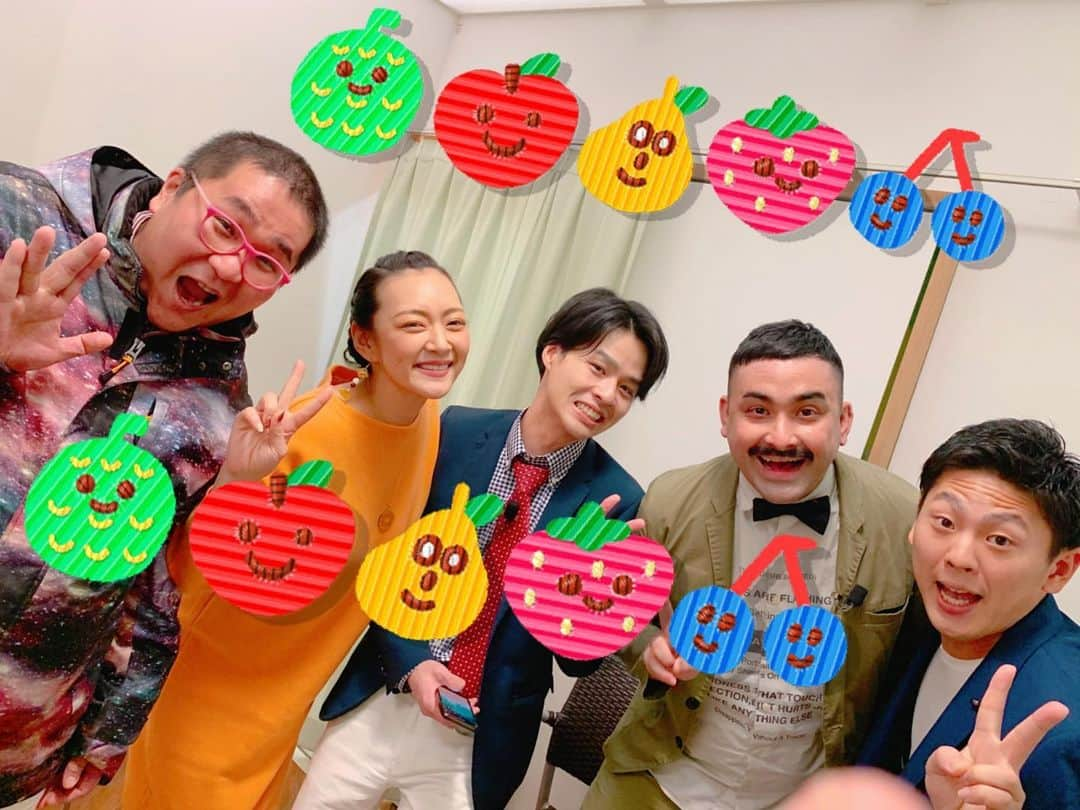 みかんさんのインスタグラム写真 - (みかんInstagram)「イベントではデニスさんとひめころんさんとご一緒しました✨ 行雄ちゃんのお子様イジリ好きだわ🤣ステージでは一般参加で効きみかんジュースをしてましたが、そこにオネェージャーも参戦して更にキャラ渋滞に🤣 みかんジュースを持ってる時も小指が…🤣 南海放送さんの夕方のニュースも少し映ったみたいで、やだぁ💕やだぁ💕と言いながらも興奮してたオネェージャーでした✨ 南海放送さんありがとうございました😊 #みかんジュースコンクール #エミフルMASAKI #デニスさん　 #ひめころんさん #キャラ渋滞 #オネェージャー #空港でどら一発見」2月2日 23時48分 - mikan02241984