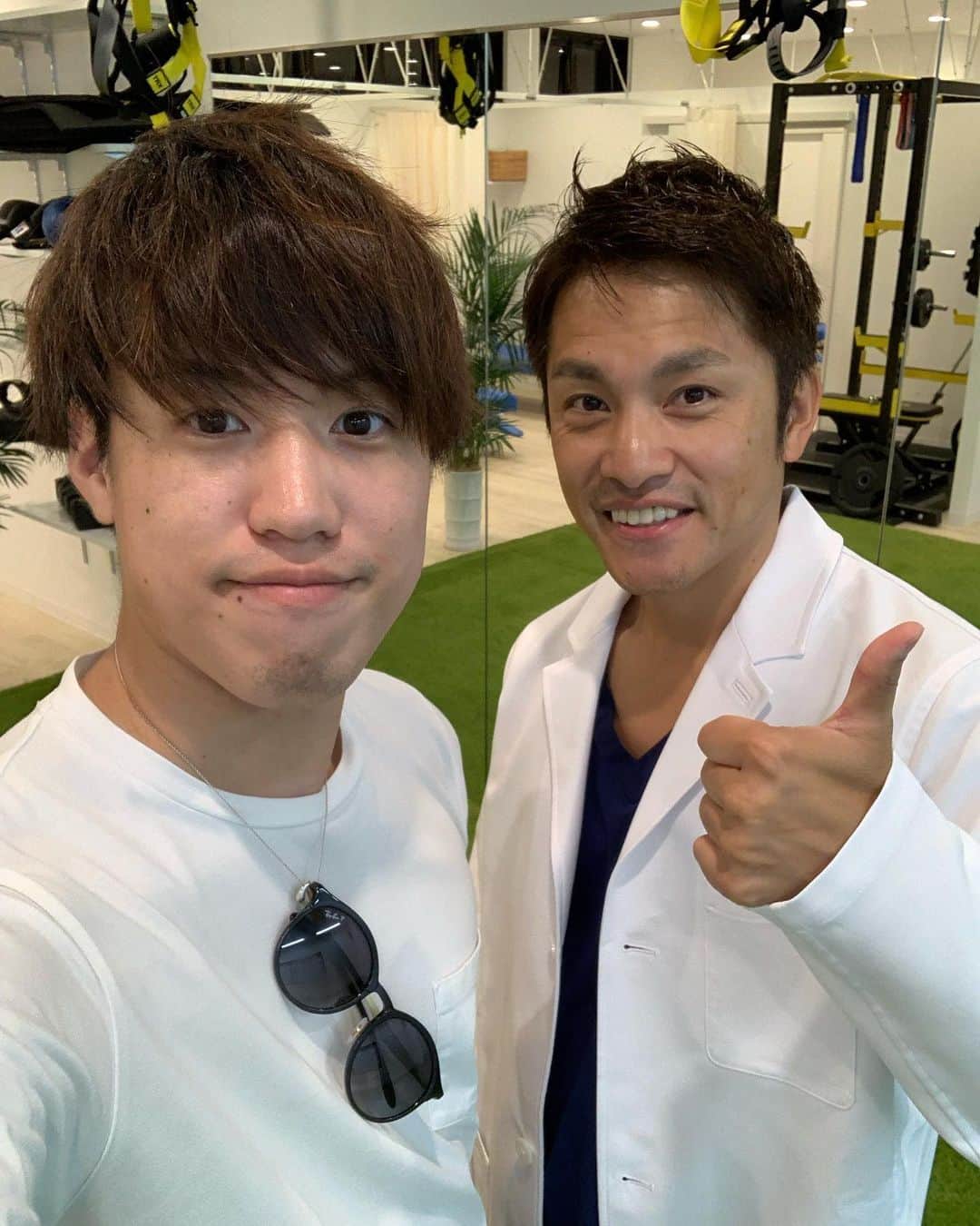 美容整体師川島さん。のインスタグラム：「【祝🎉ホリ先生3万人突破】 滋賀の整骨院グループ代表の ホリ先生のYouTubeチャンネルが 3万人突破しました！ . これは夏頃の写真！ この頃はまだ本当にできるかなー？ って言ってた頃でしたね😂 @horinouchi1974 . 年内に20万人目指しますよ😁 .  準備は整ってきた。 . #整体KAWASHIMA #美容整体師川島さん　#整体　#小顔　#小顔矯正　#産後骨盤矯正　#美容整体」