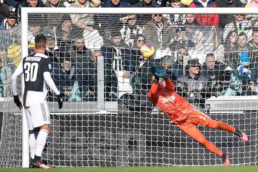ヴォイチェフ・シュチェスニーのインスタグラム：「Win at home ✅ Clean sheet ✅ Day off tomorrow ✅  Good day all around 🔝」