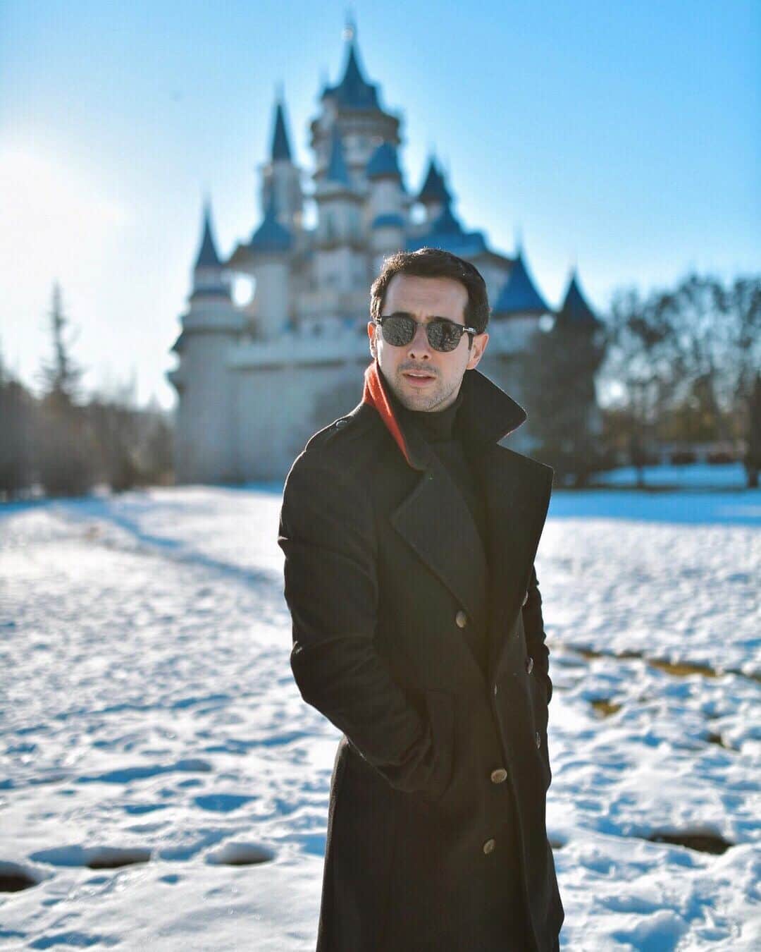 Sezgin YILMAZのインスタグラム：「Türkiye’nin en sevdiğim ve en soğuk şehirlerinden biri olan Eskişehir’de Atoderm’le dolu dolu üç gün geçirdim.  Türkiye’nin cilt kuruluğu haritasını çıkarmak üzere çıktığımız yolda soğuk havanın cilt kuruluğu üzerindeki etkilerini ve cildi nemlendirmenin önemine dair bir çok şey öğrendim ve sizinle paylaştım. Atoderm Tırı, son iki durağı olan Erzurum ve Iğdır’a doğru yola çıktı bile! 😎 @biodermaturkiye #AtodermSeninŞehrinde #İhtiyacınNemÇözümAtoderm」