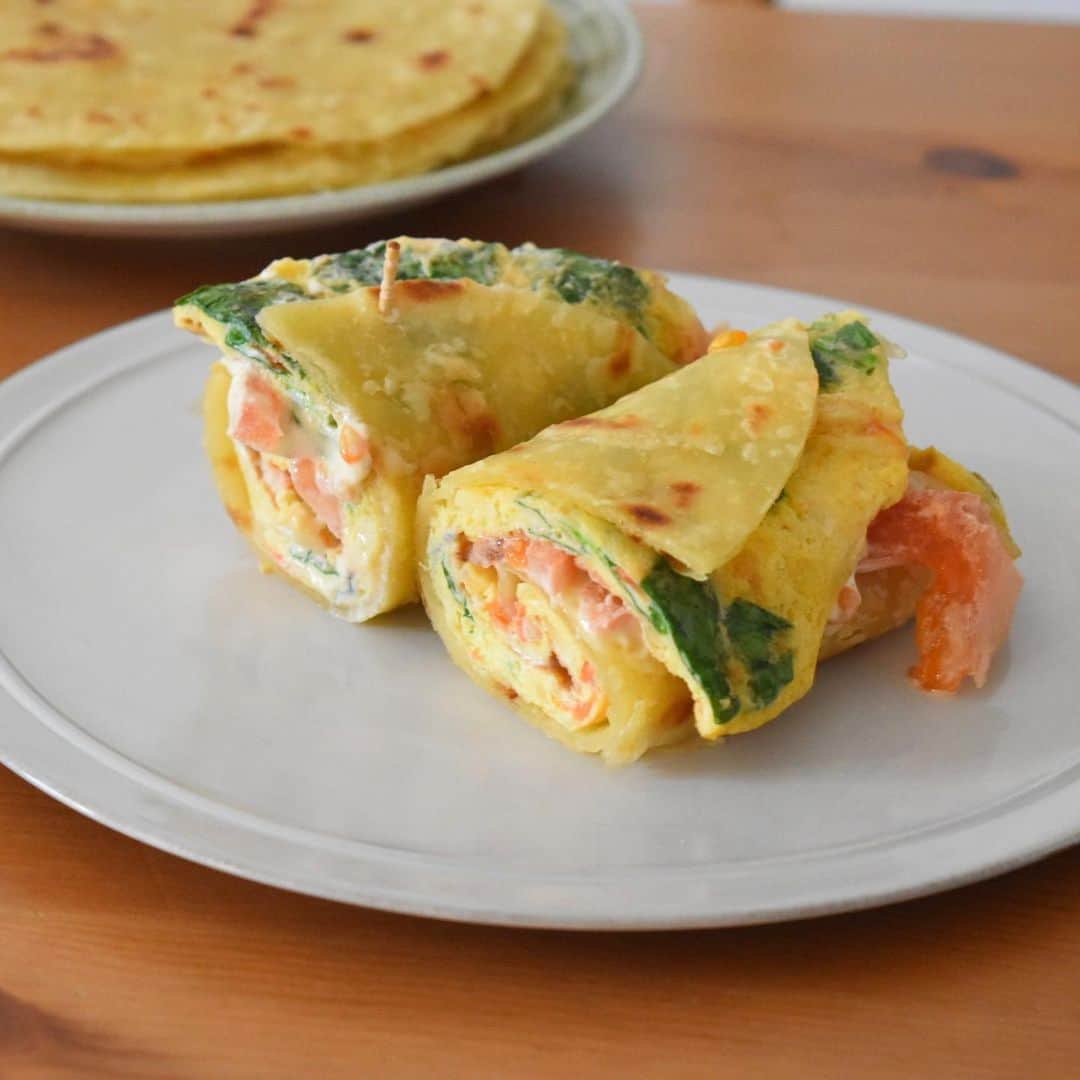 山崎佳のインスタグラム：「Today’s breakfast. Ugandan Rolex. 今朝は夫が作ったウガンダのローカルフード、ロレックスです。時計じゃないよ。 私が買ったクレープパンを見て、夫がチャパティ作ると言うので、じゃあロレックス作りなよ〜、とリクエスト。 ロレックスはウガンダの屋台で売られていて、たまねぎとかトマトとか入った卵をチャパティでクルクル巻いたもの。野菜が卵と一緒に焼かれるのか生で入るのかなど店によって違いはあるものの、安くて美味しい。屋台ではこう切ってお皿に乗せてくれるわけではなく、巻いた1本のままビニールとか紙とかの袋に。屋台のは味付けが塩のみと基本シンプルだけど、夫はマヨネーズどばーっとかけてた。 ロレックスの屋台は朝までやってるとこも多いらしいから、夜遊びに行って明け方にお腹すいた〜みたいな時に焼き立て食べたりするのかなぁ。  チャパティの激安フードとしてはキコマンドっていうチャパティ&豆を煮たやつみたいなのもあって夫はそっちも好きらしいけど、私は食べたことないんだよな。もしまたウガンダ行くときあったら試してみる。」