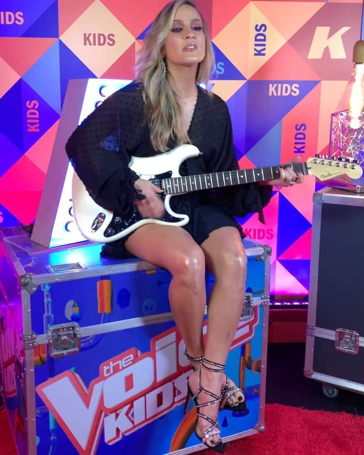 Claudia Leitteのインスタグラム：「A produção: “Toca aí!” 😈 Eu: A guitarra tá desafinada! 😡 A produção: “É foto! Não vai sair em lugar nenhum!” 🙄 Eu encontrando este vídeo no rolo da câmera: 😖 Mas, nosso programa tá lindo! Assistam ao #TheVoiceKids hoje! #TimeClaudia tá ficando perfeito! 😻」