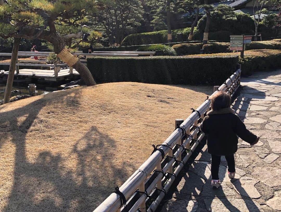 平田亮介さんのインスタグラム写真 - (平田亮介Instagram)「今日は僕らが所属している会社の新年会がありました！ 恐縮ながら自分たちの紹介ビデオを流していただいて壇上に上がりデモンストレーションとサインボールの投げ込みをしました😂大盛り上がりで喜んでもらえて良かったです😂(結構緊張してた笑) 蒼斗もひたすらホテルの中を走り回ってましたw おかげで帰りの車は爆睡😴 ゲストで本物の#りんごちゃん 出てきた時はびっくりしましたw 最後に今日500人以上の前での司会が唯一同期のハルちゃん👏素晴らしかったぞ👍📸 保谷グループ最高です！！ #東京ガス#fctvb#FC東京#デサント#bigshot#volleyball#新年快楽#抽選の景品豪華すぎ @ringochan_0626  #ホテルニューオータニ東京 #新年会#パッチョ#電パッチョ#東京ガスの電気#お得ですよー笑 #dmまでお気軽にどうぞ #宣伝です 笑 #谷口渉#平田亮介」2月3日 0時23分 - ryosukehirata