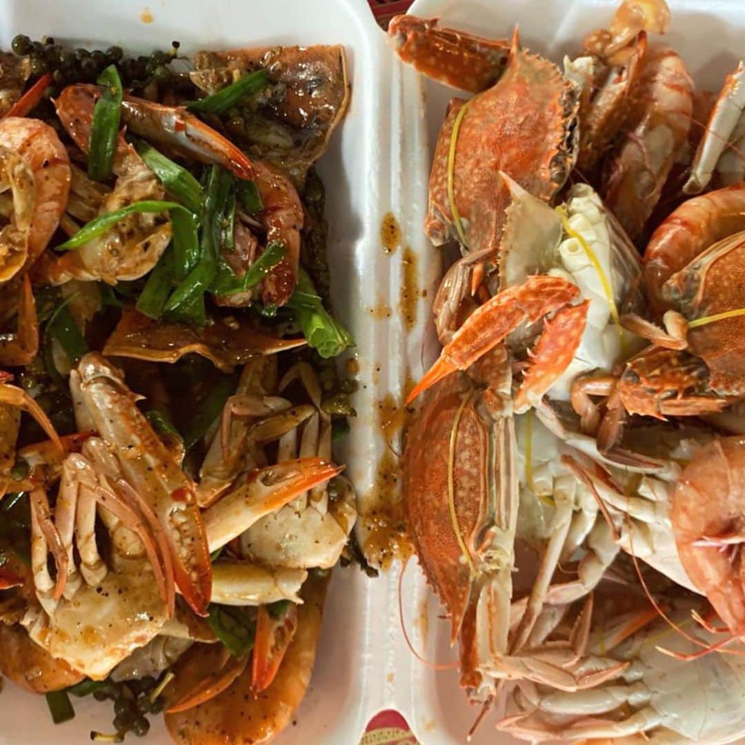 倉岡晋也のインスタグラム：「Share of ✔︎ My Cambodia’s food issue... Kep beach is famous of a crab Directly can buy fresh seafood from fishermen, For sure I’ll be back たまにはプライベートの事でも 年末年始に訪れた大好きなカンボジア カンポット地方にあるケップビーチは蟹で有名。。 海女さんから獲れたての蟹を買って、その場で調理してもらう… 海老もセレクトして合計1.5kg 塩茹でと生胡椒入りの甘辛炒め 占めて800円くらい…(物価。。) 本当に旨くて、腹パンなのにペロリ この辺りは気候も良くて、フランス領時代の面影も沢山ある素敵なエリア… かなりオススメです #倉岡旅の記録 #カンポット」