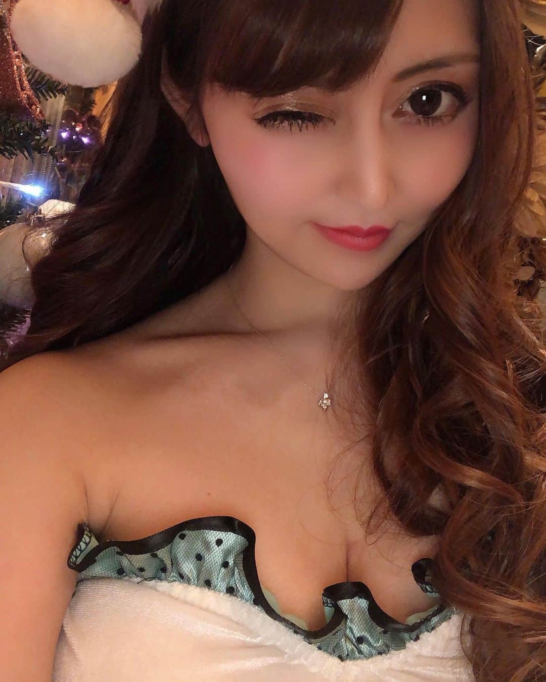 のインスタグラム：「2019#クリスマス のポスト忘れてたから今さらアップしましゅ🤣激しい時差❣️ クリスマスメイク好評でうれしかた🥺2日間楽しかったまる🎄  #巨乳 #キャバ嬢 #銀座ホステス #hカップ #followforfollowback #likeforlikes #サンタガール #サンタコス #selfie #santagirl #cute #性感」