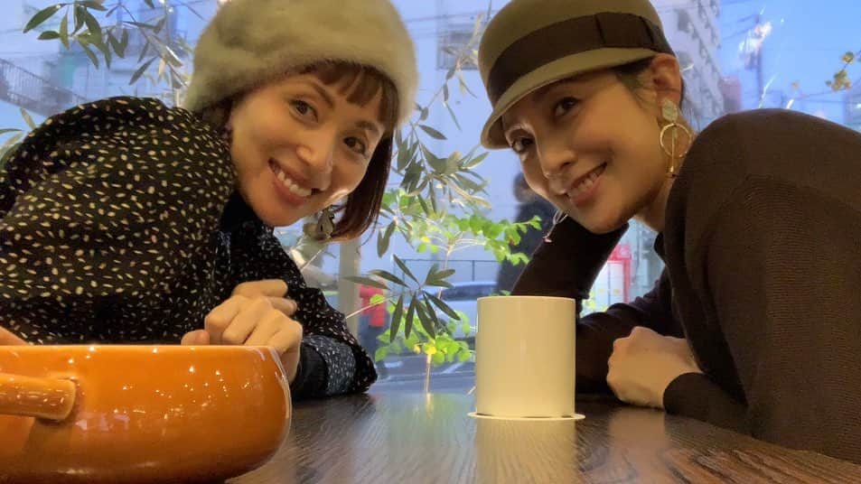田中美里のインスタグラム：「先日、京子ちゃんと 「サラ・ベルナールの世界展」へ。  美術館の近くに20年前くらいに連れて行ってもらったすごく美味しい串カツ屋さんがあったのをふと想い出して記憶を頼って行ったらありました！  変わらない場所と味。 もがいていた20代にタイムスリップしたみたいで心の奥がキューってしました（良い意味でね）  #楊原京子  ちゃん #懐かしい感覚」