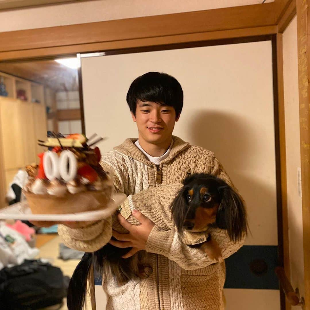 すしらーめん《りく》さんのインスタグラム写真 - (すしらーめん《りく》Instagram)「2ndチャンネルの すしらーめん《にく》が100万人突破しました！！ありがとうございます！！ ウェーブとお揃いの服と、ケーキ貰いました！！ #youtuber #sushiramen」2月3日 0時43分 - sushi_riku