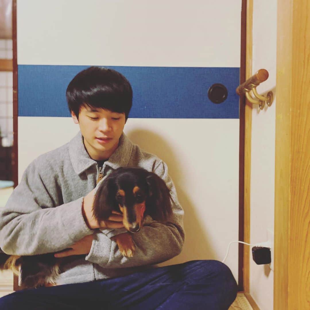 すしらーめん《りく》のインスタグラム：「2ndチャンネルの すしらーめん《にく》が100万人突破しました！！ありがとうございます！！ ウェーブとお揃いの服と、ケーキ貰いました！！ #youtuber #sushiramen」