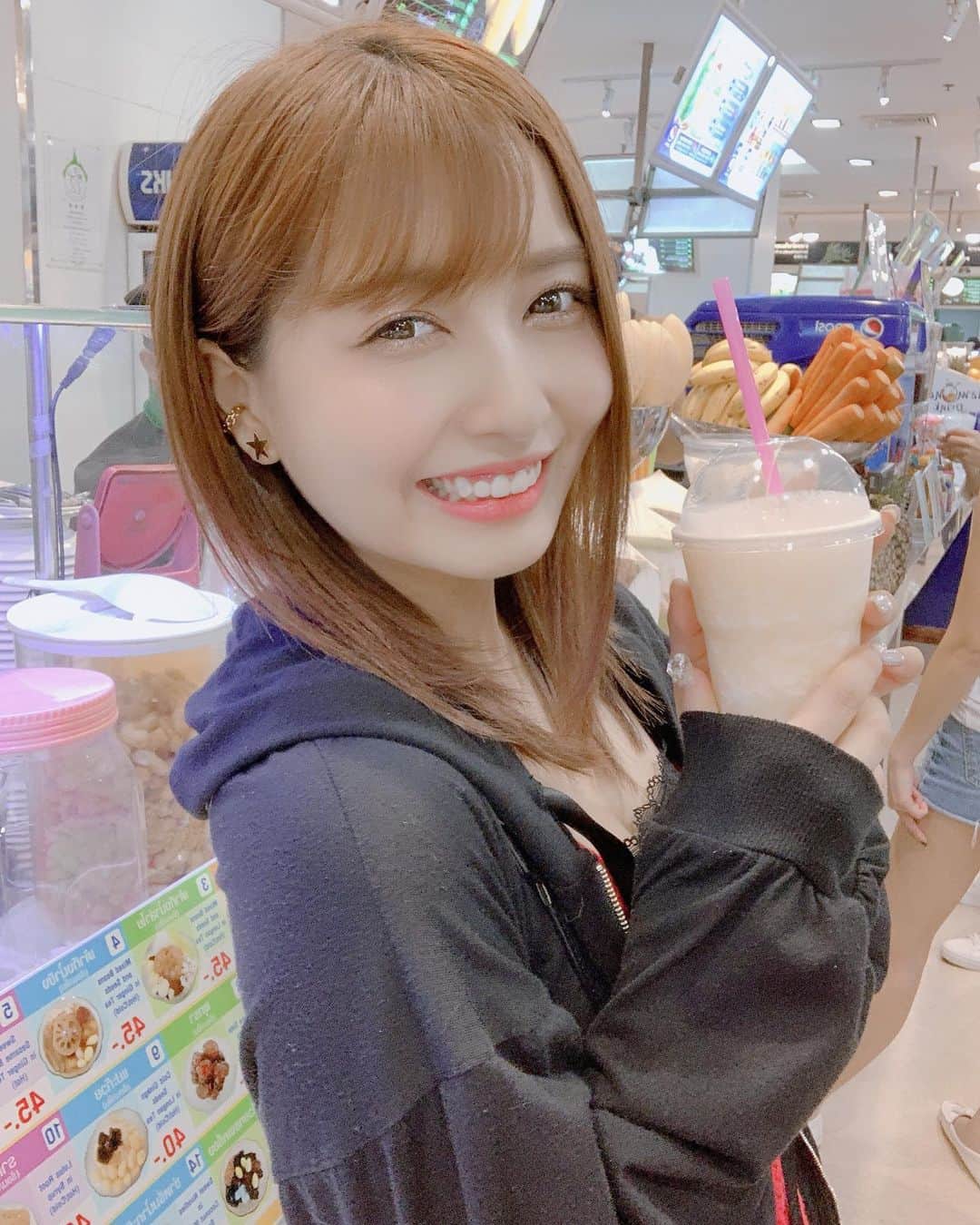 太田里織菜のインスタグラム：「. . 里織菜ね、 パイナップルジュースだいすきなの！！！🍍 . お家にストックするくらい！(笑) . タイのパイナップルスムージーは最強でした♡♡♡ . #らぶどる #タイ #タイ旅行 #パイナップル #パイナップルスムージー #パイナップルジュース #パイン #パインジュース」