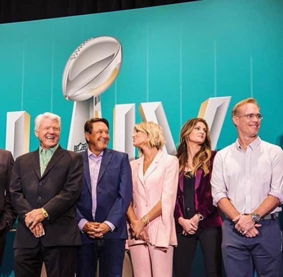 エリン・アンドリューズのインスタグラム：「Caption this..What are we laughing at @charissajthompson @boejuck @chrismyersfox 😂🤪❤️🏈」