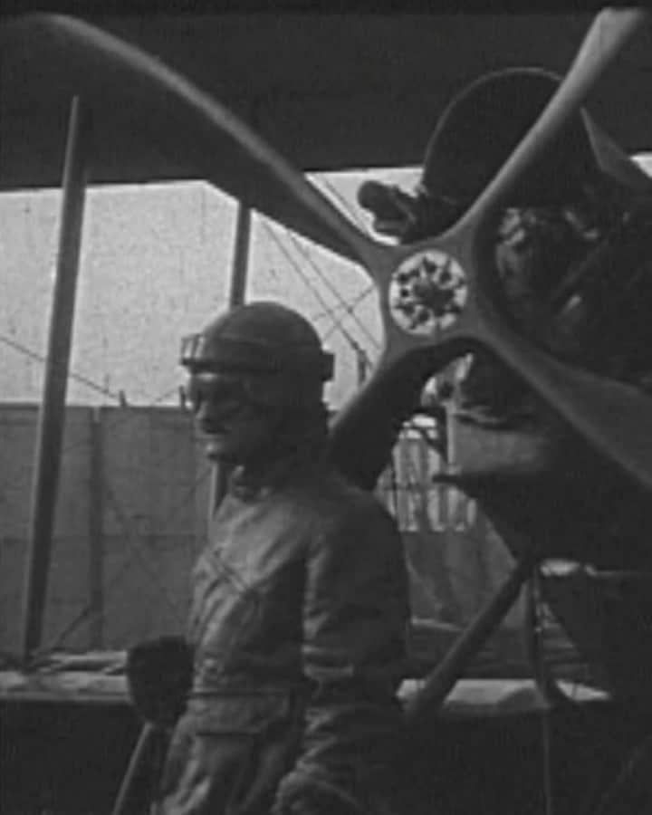 Coldplayのインスタグラム：「Oh referee don’t stop the fight Everyone can see I’m hurt But I’ll stand before conquistadors Til I’m champion of the world  #ChampionOfTheWorld #EverydayLife 🌙☀️」