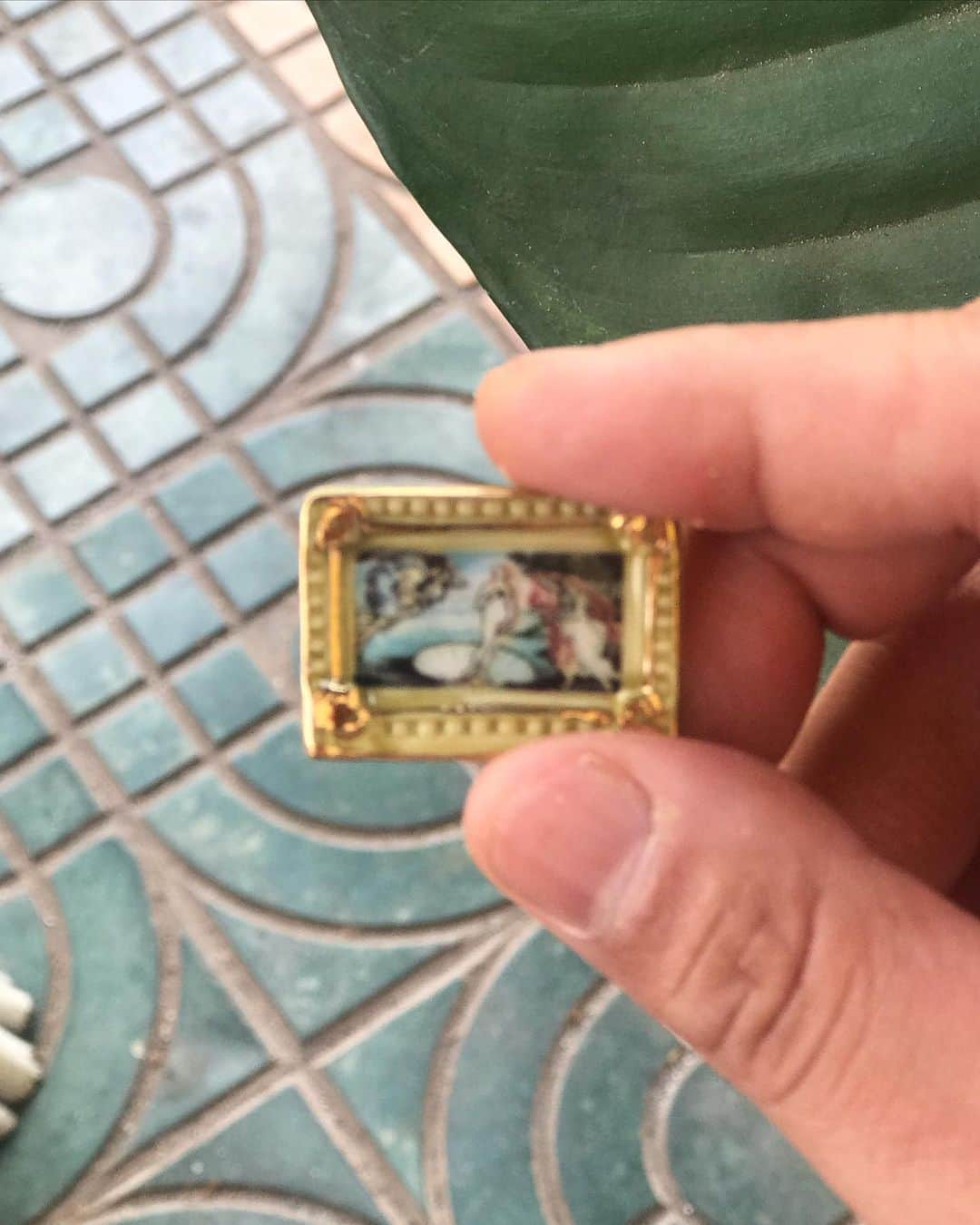 倉岡晋也さんのインスタグラム写真 - (倉岡晋也Instagram)「Surprised ✔︎ Funny,Got the crown in Cambodia 嬉しそー おみくじひいてなかったから嬉しかったんです。最初、ゴミかと思ったことは内緒…フランス式の正月行事をカンポットにて…この一年幸せが続くとか #gallettedesrois #ガレットデロワ」2月3日 1時17分 - shinyakuraoka