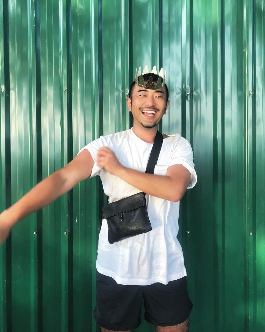 倉岡晋也のインスタグラム：「Surprised ✔︎ Funny,Got the crown in Cambodia 嬉しそー おみくじひいてなかったから嬉しかったんです。最初、ゴミかと思ったことは内緒…フランス式の正月行事をカンポットにて…この一年幸せが続くとか #gallettedesrois #ガレットデロワ」