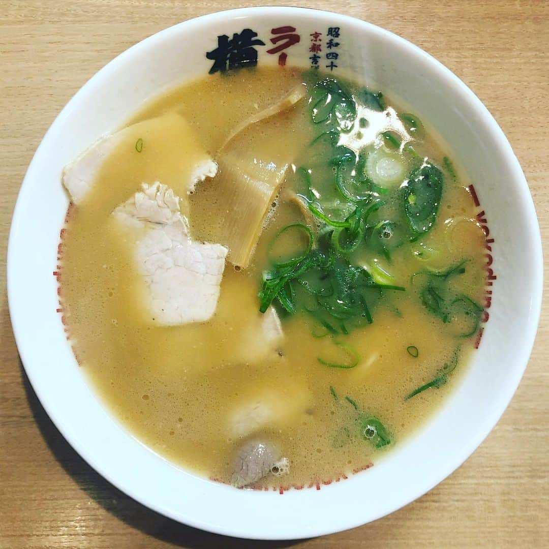 オカモト"MOBY"タクヤさんのインスタグラム写真 - (オカモト"MOBY"タクヤInstagram)「京都「ラーメン横綱 京都三条河原町店」。 #TheCollectors #コレクターズ のドラム、コージくんと合流し、初めてのサシ飲み。通算4回ほど #ビザールメン #ビザメン でボクのトラ(代打)を担当して頂いたこともある仲。彼の方がちょっと先輩ですがタメ口聞いて頂いてます！」2月3日 1時17分 - moby_scoobiedo