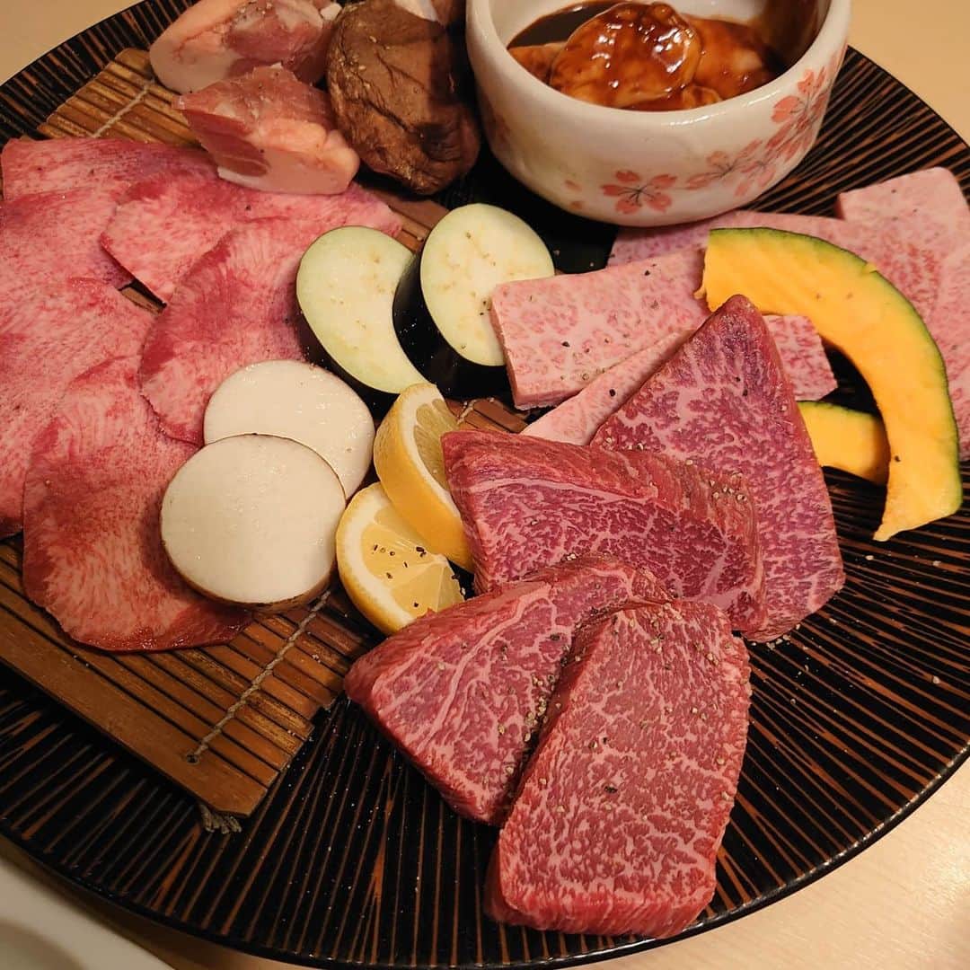 吉岡奈々子さんのインスタグラム写真 - (吉岡奈々子Instagram)「いつかの・・・ #お肉 #お刺身 #焼き肉 #間違いないやつ #上野」2月3日 1時29分 - nanakoyoshioka