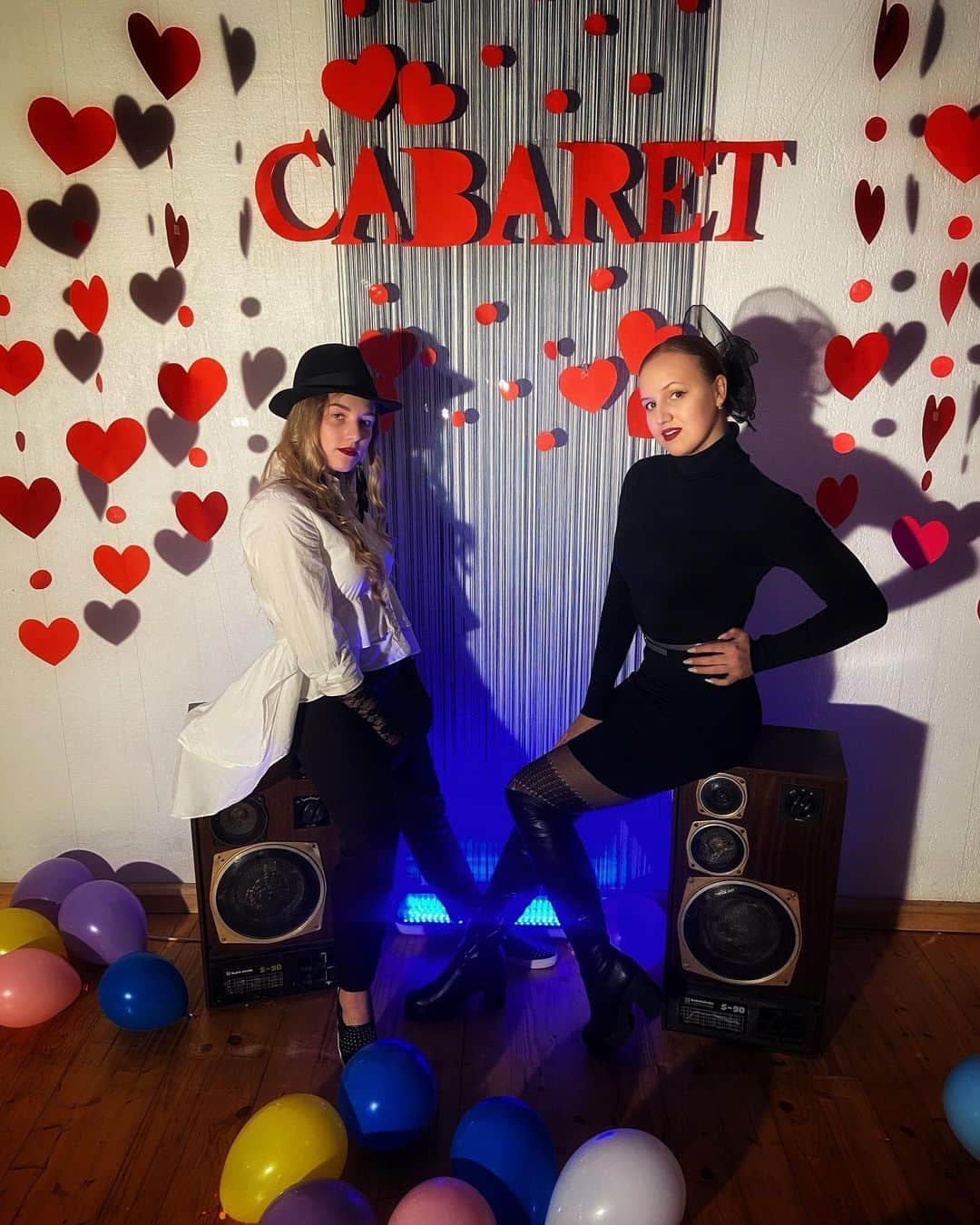 オルガ・ヤクシナさんのインスタグラム写真 - (オルガ・ヤクシナInstagram)「Girls🔥🖤 #cheerleaderparty #cabaret  #karsejmeitenes」2月3日 1時49分 - jakusinalife